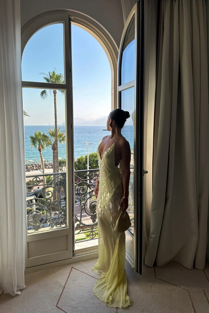 Anna – Mouwloze maxi-jurk met diepe V-hals