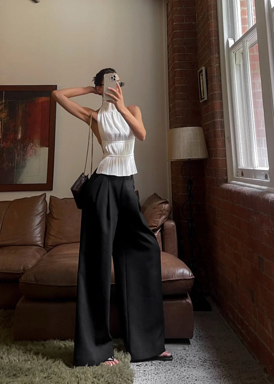 Olivienne – Geplisseerde backless top met halssluiting