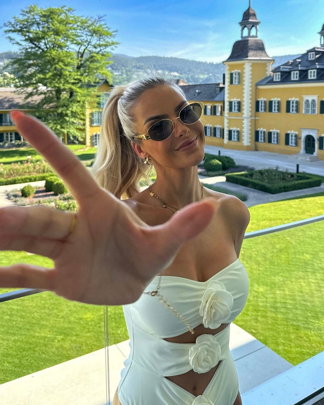 Maëlle – Badpak met bloemenaccenten