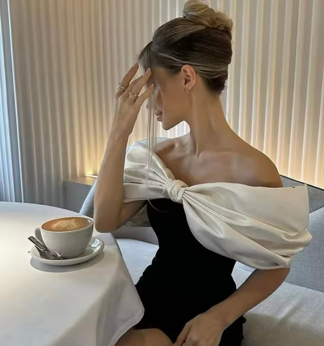 Charlotte - Glamoureuze Satijnen Jurk met Strikdetail