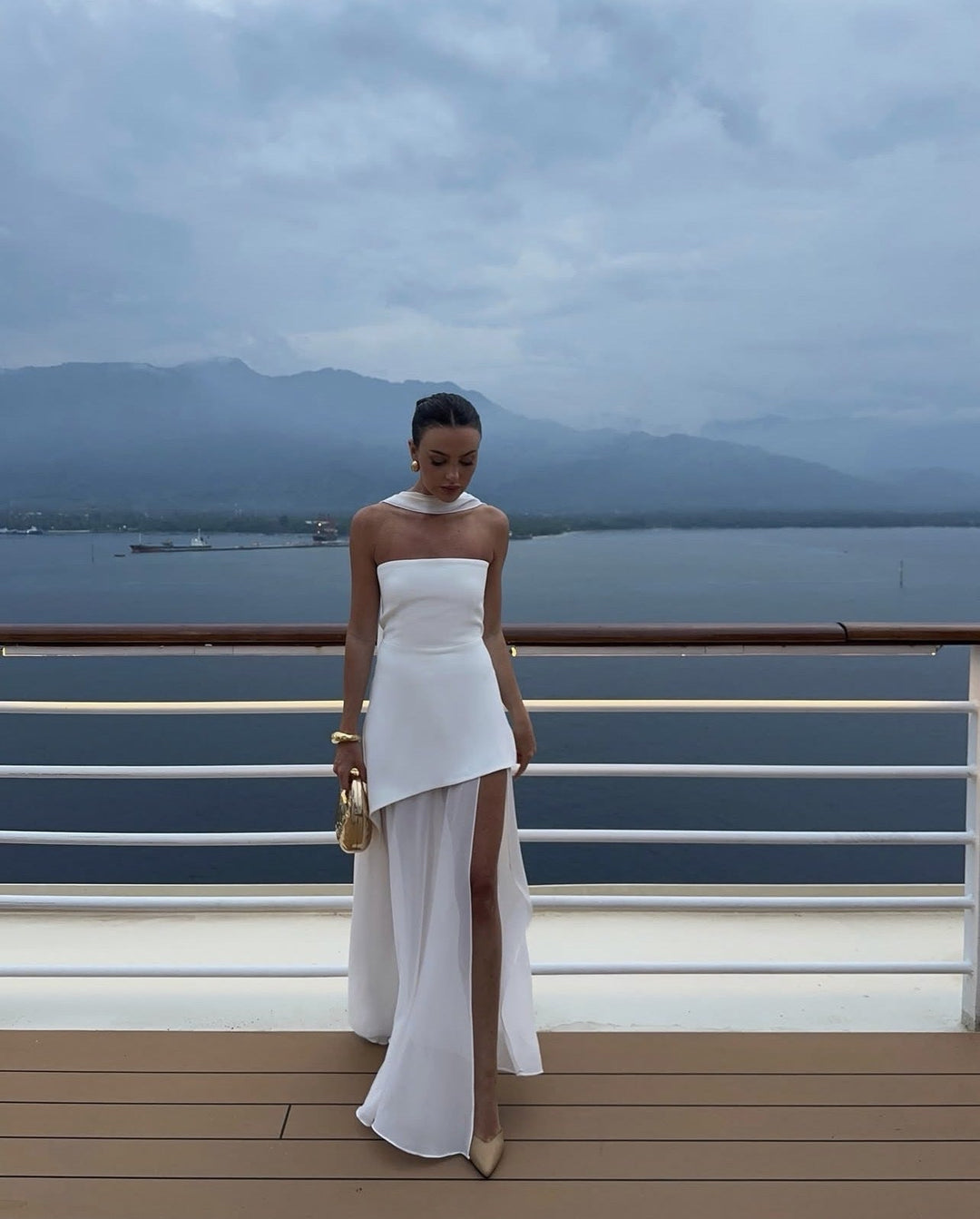 Élira – Asymmetrische maxi-jurk met strapless design