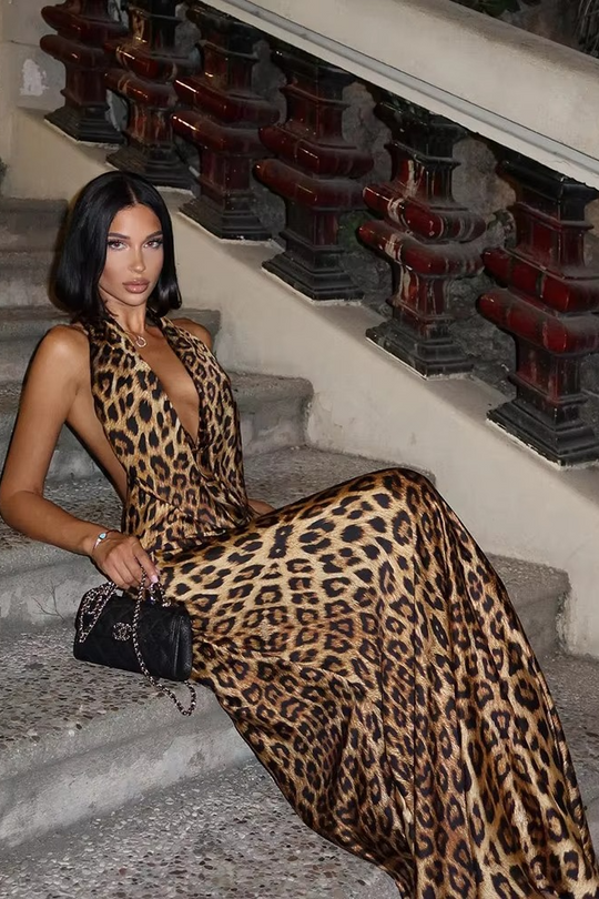 Nayela – Leopard maxi-jurk met open rug en halterhalslijn