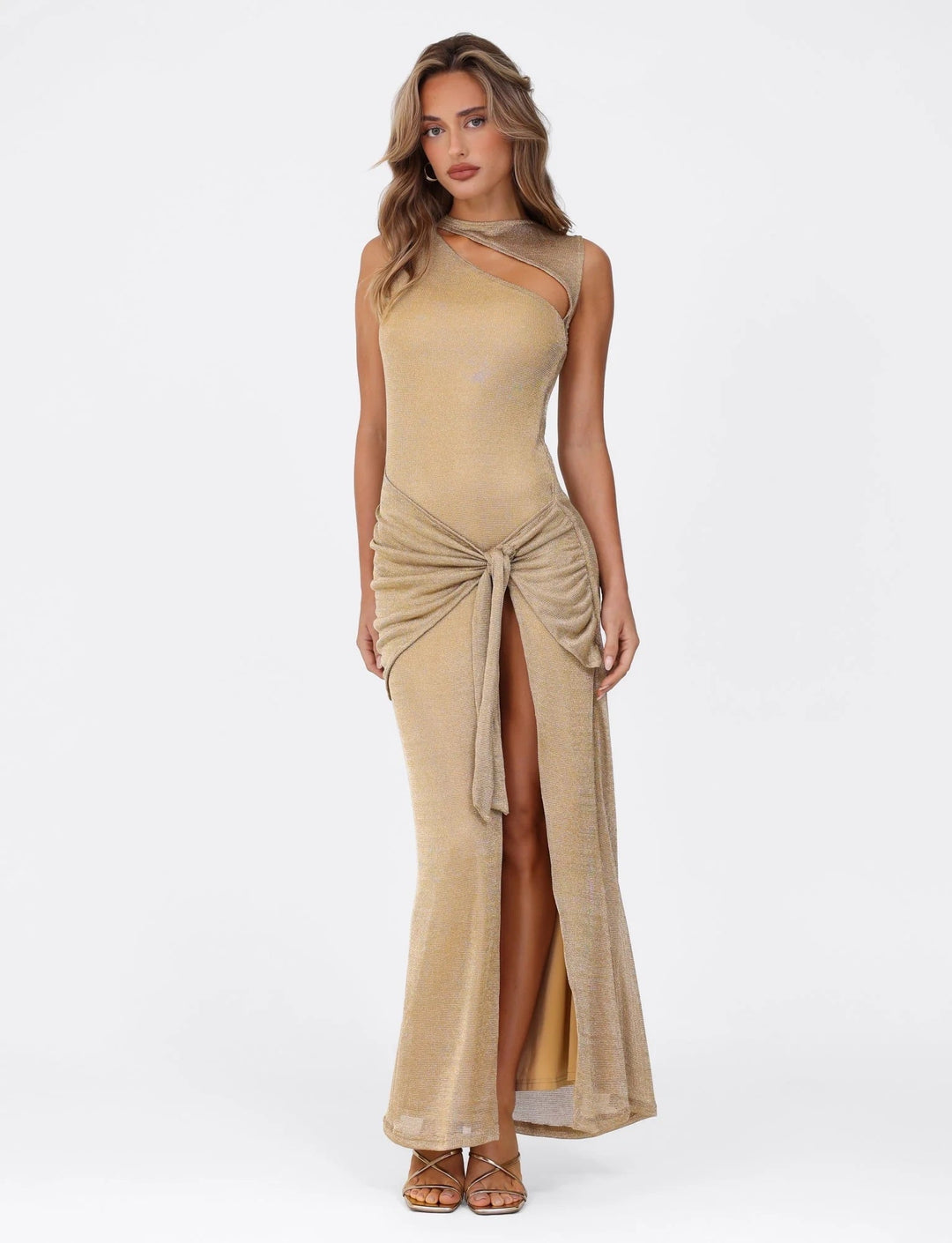 Amaris - Gouden metallic maxi-jurk met cut-out detail