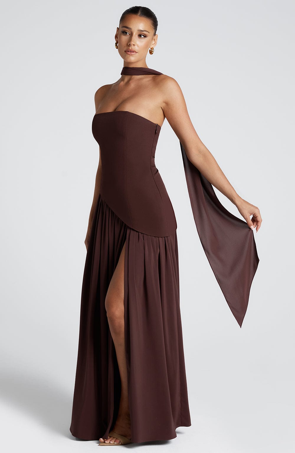 Imani – Strapless Maxi-jurk met Asymmetrische Taille